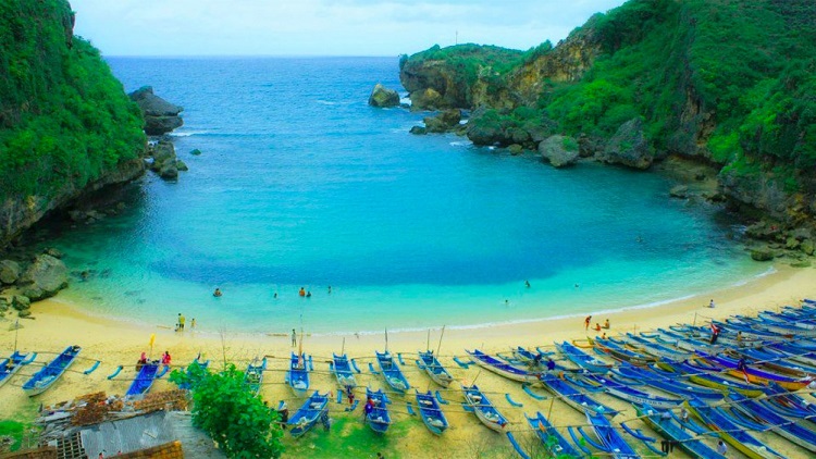 Pesona Pantai Baron yang memikat wisatawan, Sumber: pantainesia.com