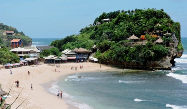 Pesona Pantai Indrayanti dilihat dari tebing. Sumber: turisian.com