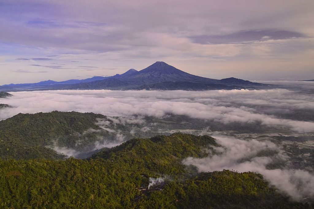 pemandangan-indah-dilihat-dari-Puncak-Suroloyo. sumber: goodnewsfromindonesia.id
