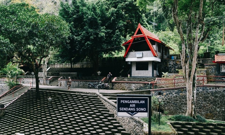 Wisata religi di Sendang Sono, Sumber: inibaru.id