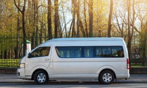 Mini bus Hiace untuk pergi piknik, Sumber: lifepal.co.id