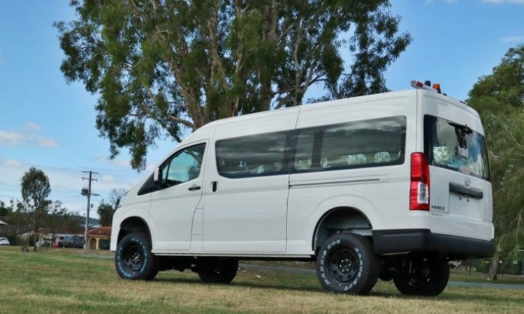 Piknik keluarga dengan Hiace, Sumber: gridoto.com