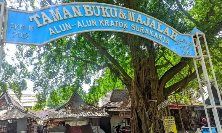 Taman Buku & Majalah Alun-Alun Lor Surakarta, Sumber: banyumasmedia.com
