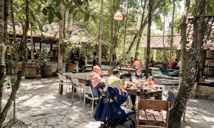 Kandang Ingkung Resto and Coffee, Sumber: facebook.com